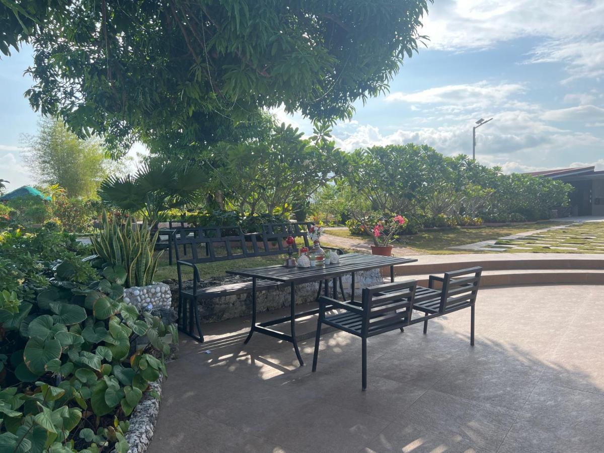 La Plumerias Moalboal Exterior photo