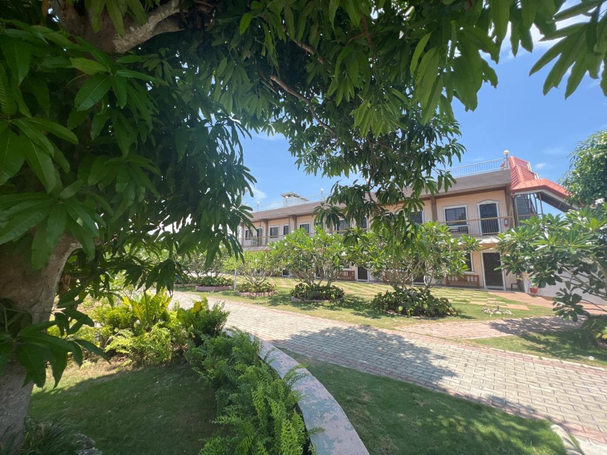 La Plumerias Moalboal Exterior photo